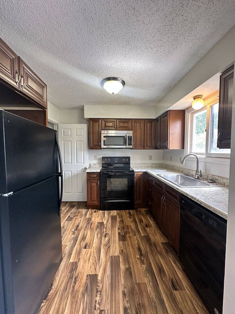 Townhouse for rent at 1707 E Walnut Lawn St, Springfield, MO 65804
