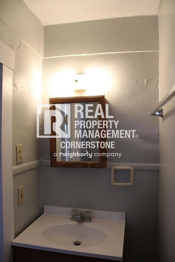 Apartment for rent at 709 W Willard St, Kalamazoo, MI 49007