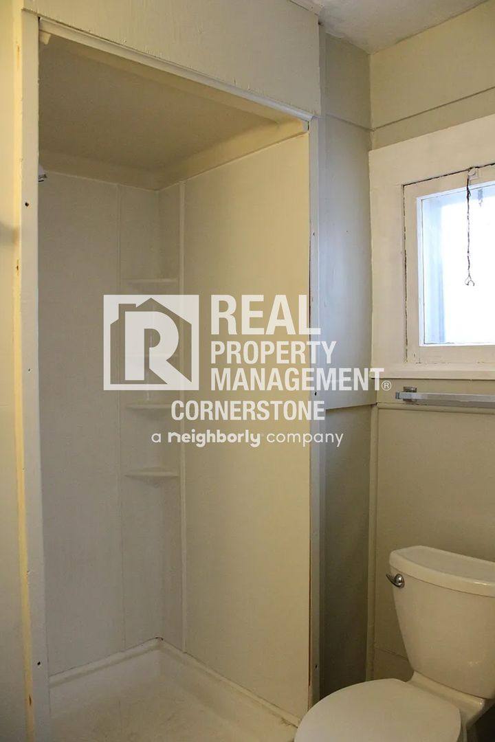 Apartment for rent at 709 W Willard St, Kalamazoo, MI 49007