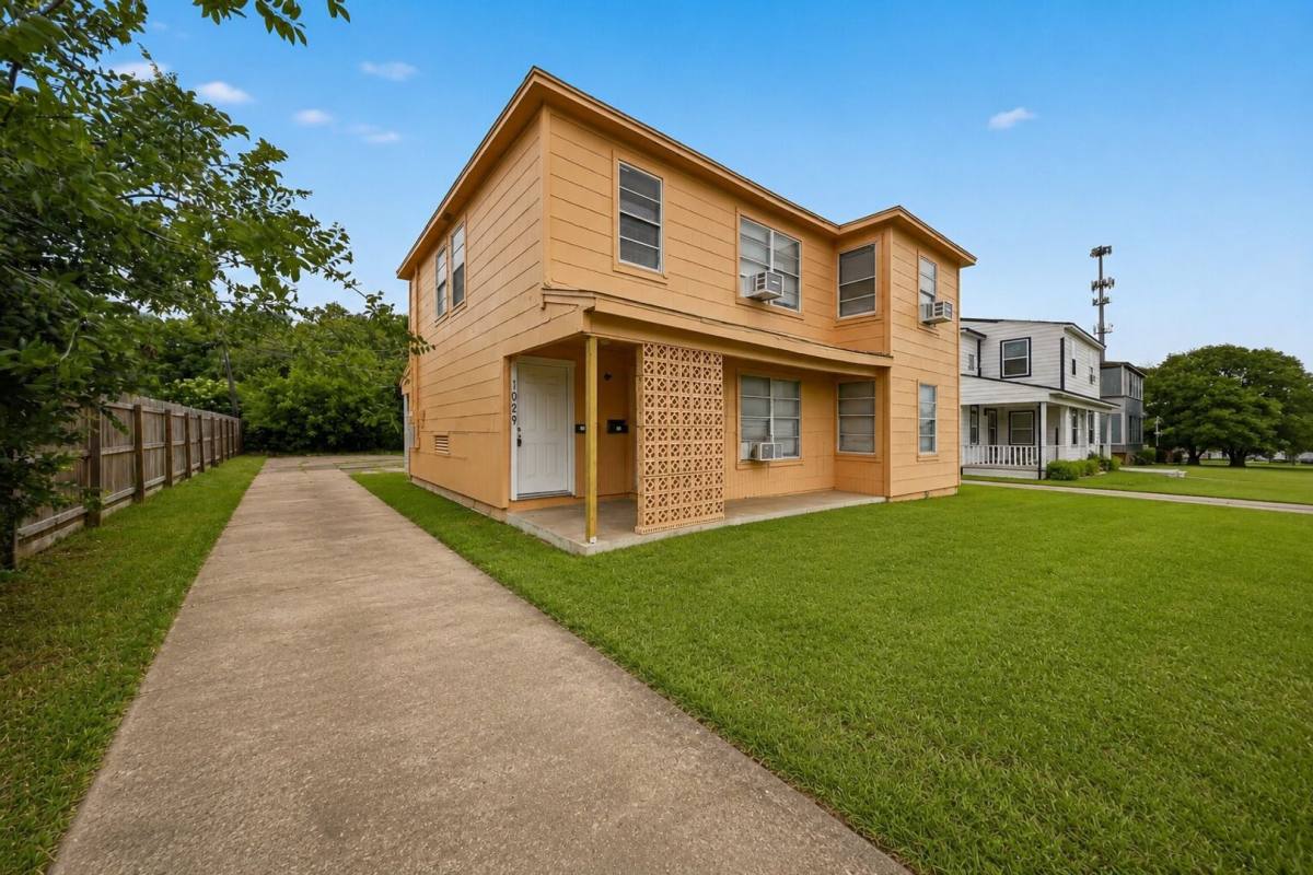 Condo for rent at 1028 5th Ave N, Texas City, TX 77590