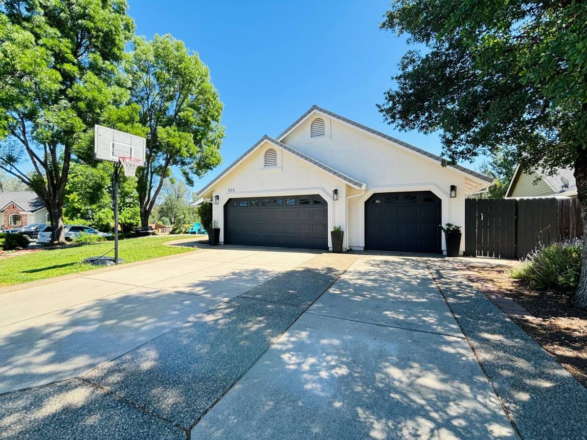 House for rent at 555 Reddington Dr, Redding, CA 96003