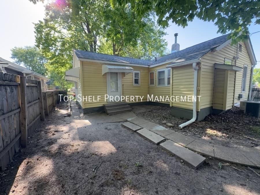 Townhouse for rent at 3905 8th St, Des Moines, IA 50313