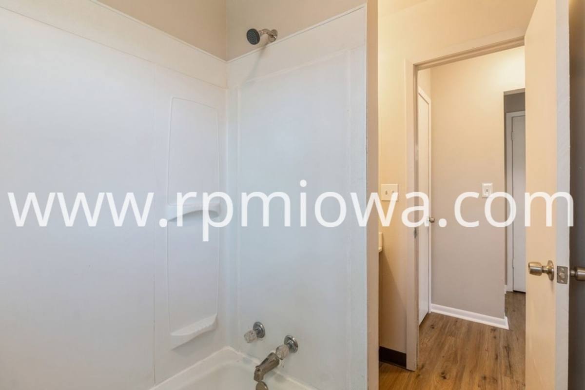 Apartment for rent at 215 NW Arlan Dr, Ankeny, IA 50023