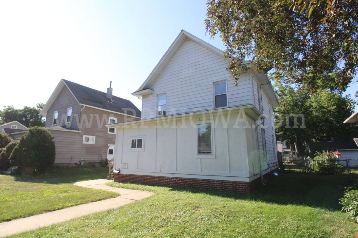 House for rent at 822 Clinton Ave, Des Moines, IA 50313