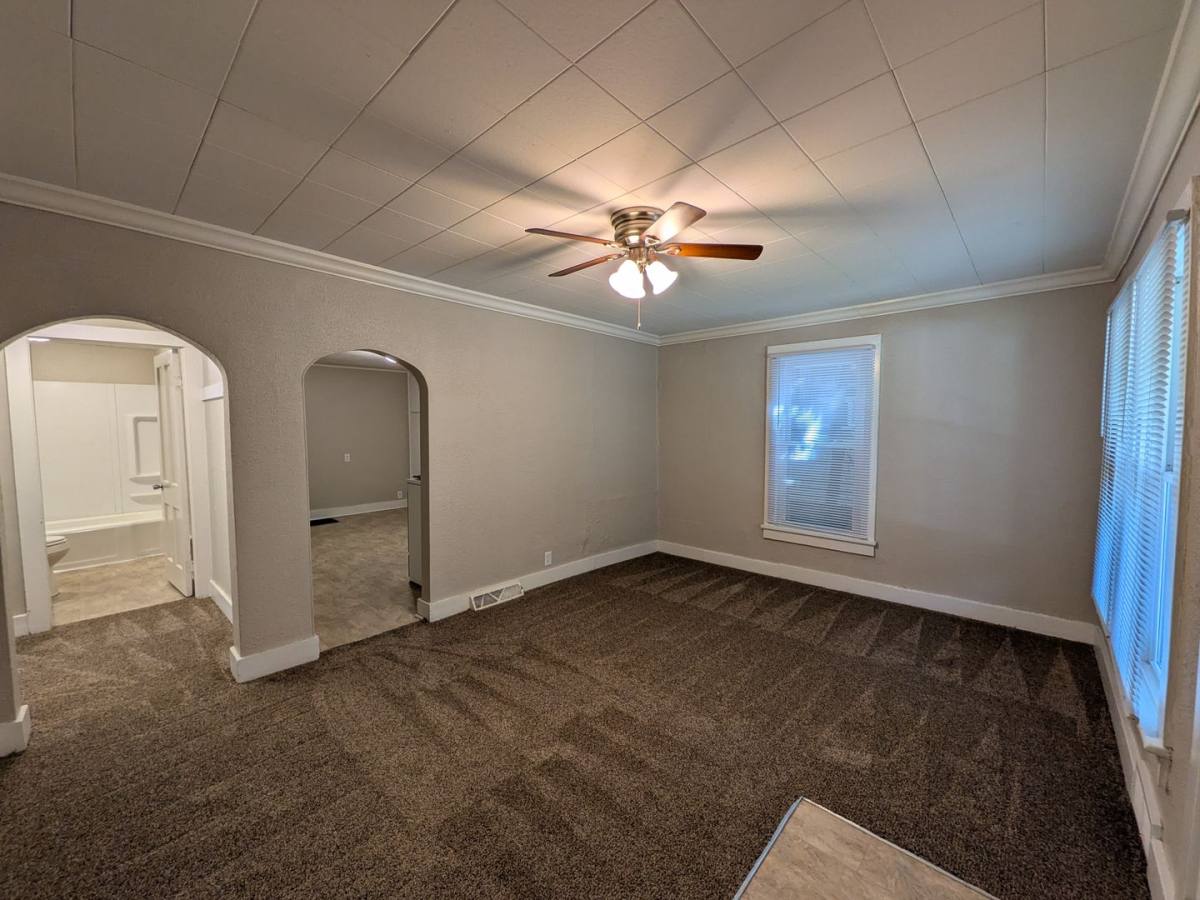 House for rent at 922 Walker St, Des Moines, IA 50316