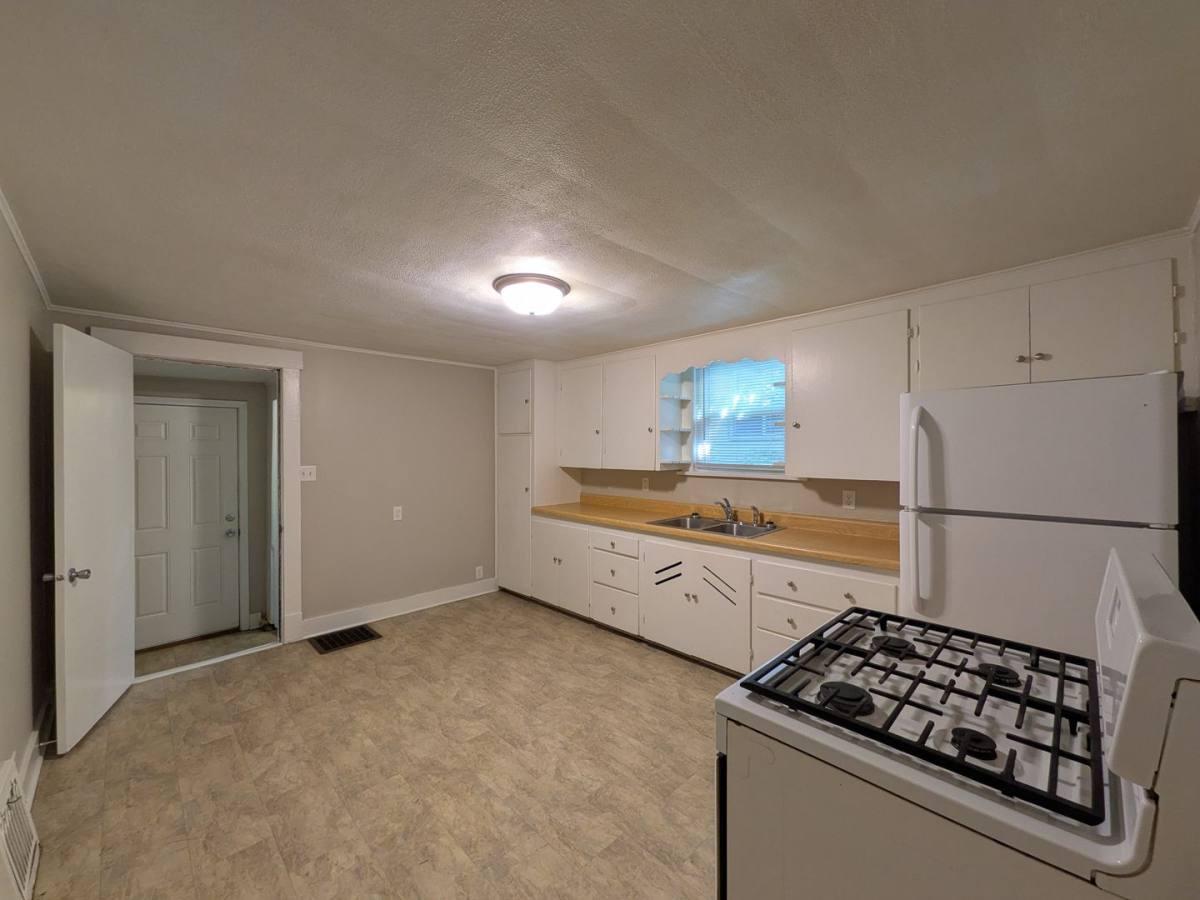 House for rent at 922 Walker St, Des Moines, IA 50316