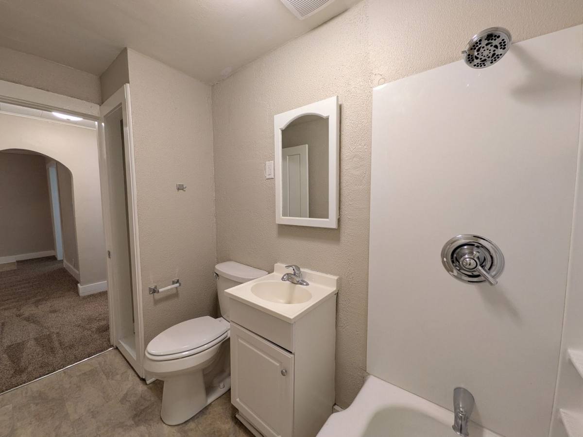House for rent at 922 Walker St, Des Moines, IA 50316