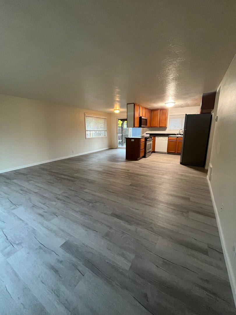 House for rent at 1033 F St, Springfield, OR 97478