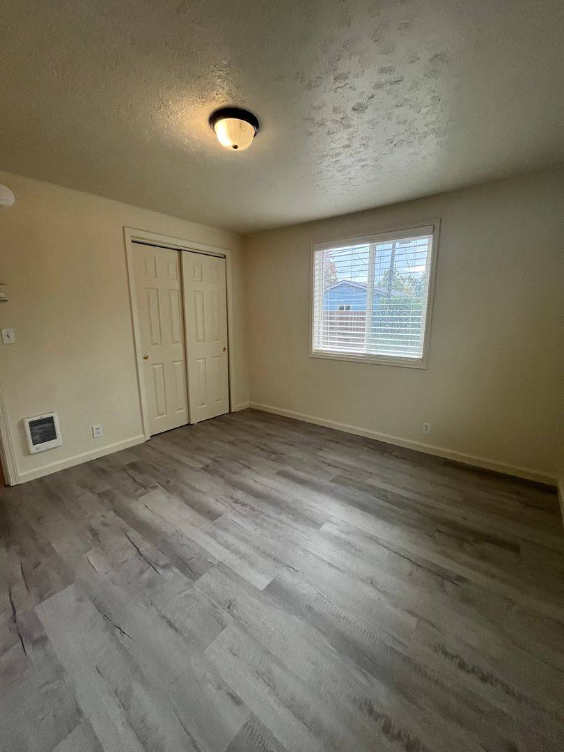 House for rent at 1033 F St, Springfield, OR 97478