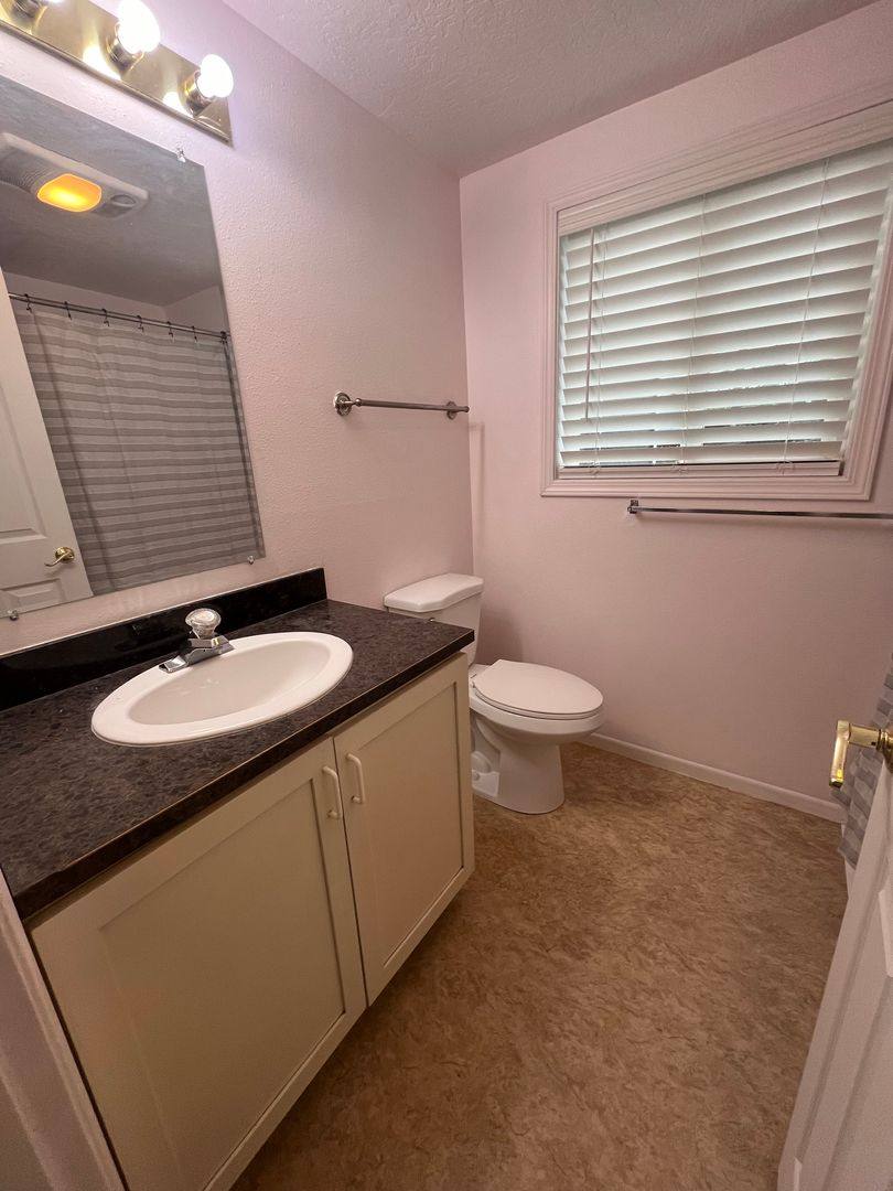 House for rent at 1033 F St, Springfield, OR 97478