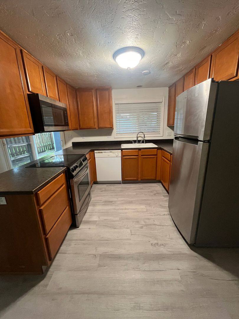 House for rent at 1033 F St, Springfield, OR 97478