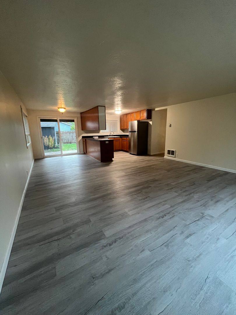 House for rent at 1033 F St, Springfield, OR 97478
