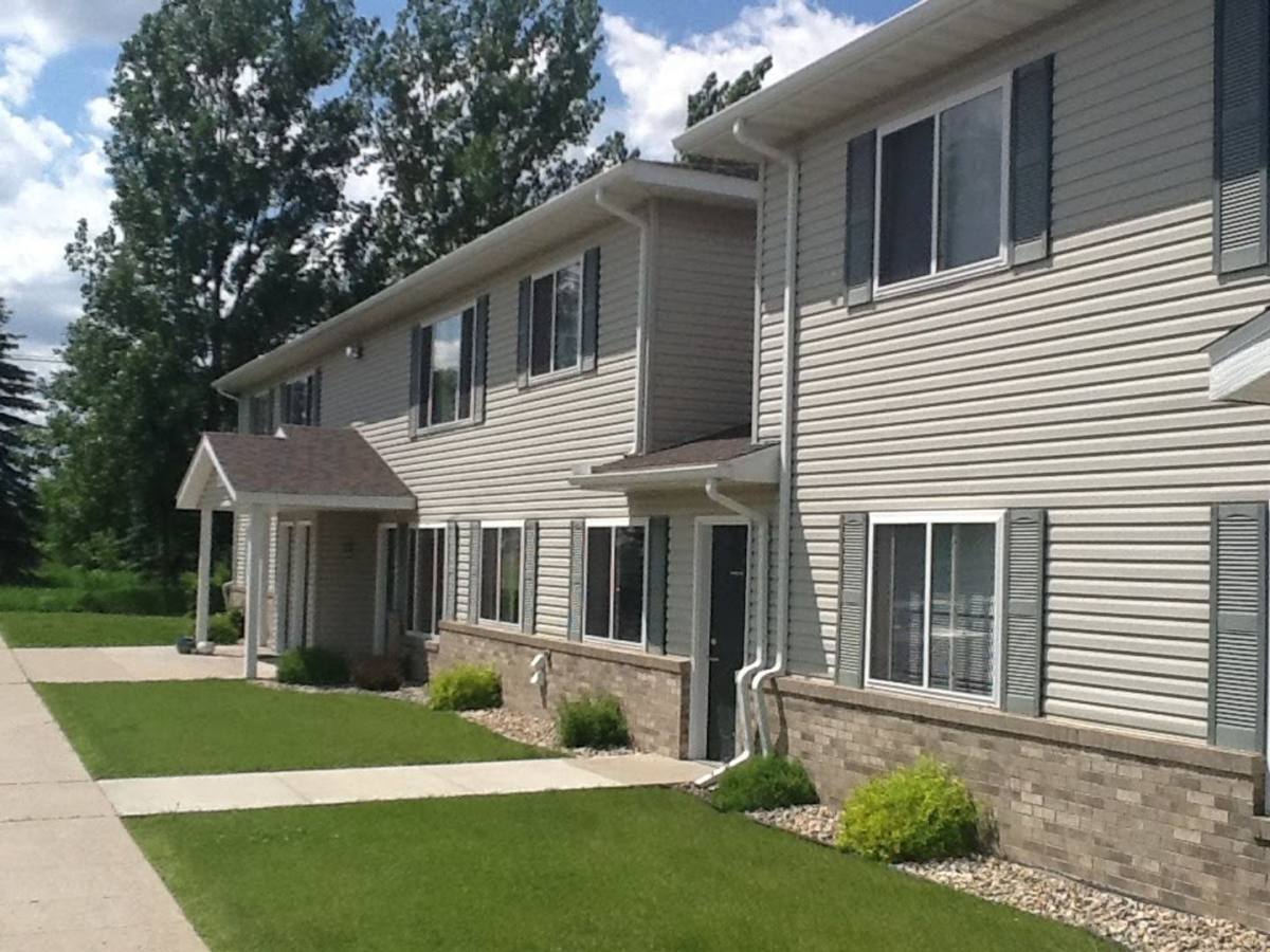 Townhouse for rent at 902 8th Ave S, Wahpeton, ND 58075