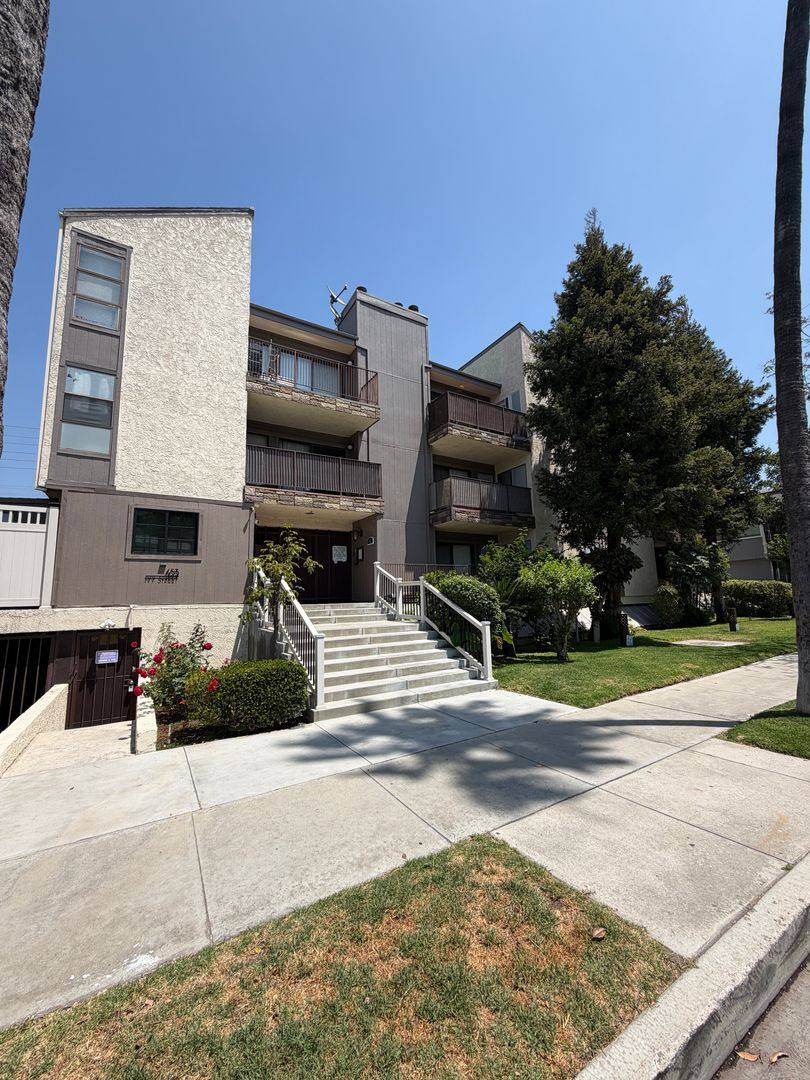 Apartment for rent at 453 Ivy St, Glendale, CA 91204