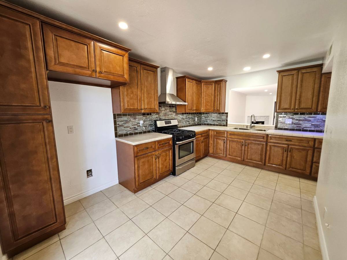 Apartment for rent at 453 Ivy St, Glendale, CA 91204