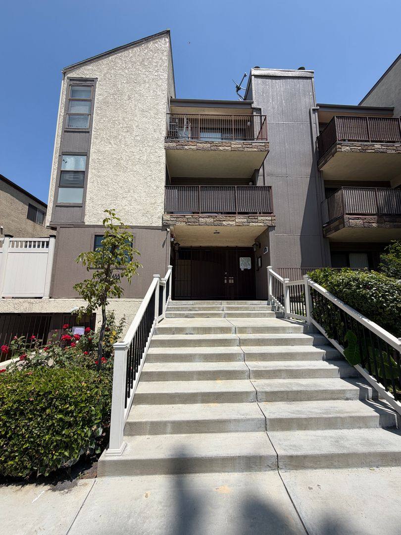 Apartment for rent at 453 Ivy St, Glendale, CA 91204