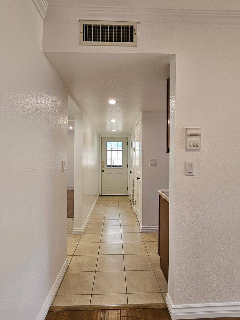 Apartment for rent at 453 Ivy St, Glendale, CA 91204