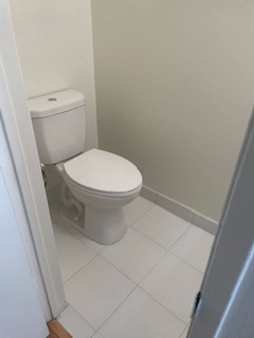 Apartment for rent at 220 Bay St, Santa Monica, CA 90405
