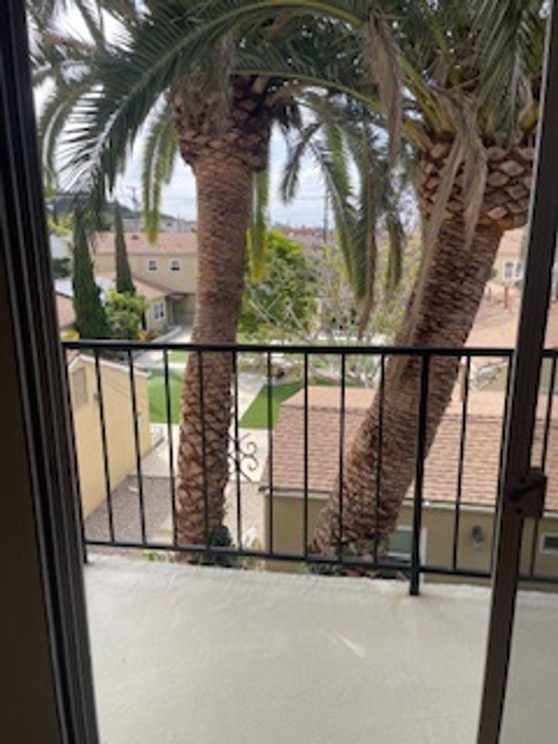 Apartment for rent at 220 Bay St, Santa Monica, CA 90405