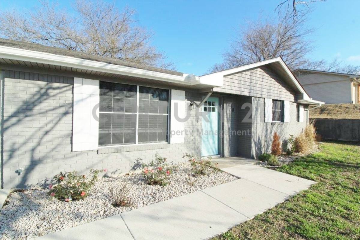House for rent at 610 Overlook Dr, Midlothian, TX 76065