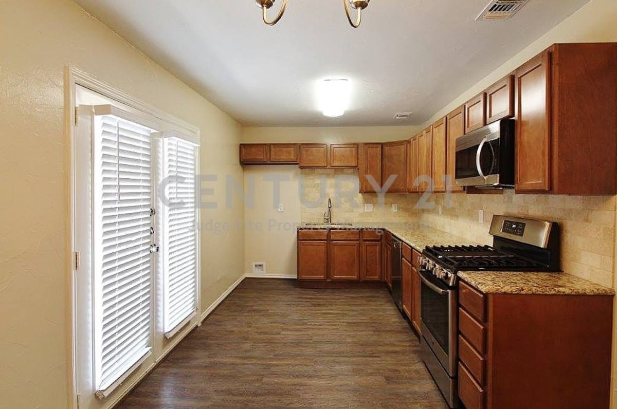 House for rent at 610 Overlook Dr, Midlothian, TX 76065