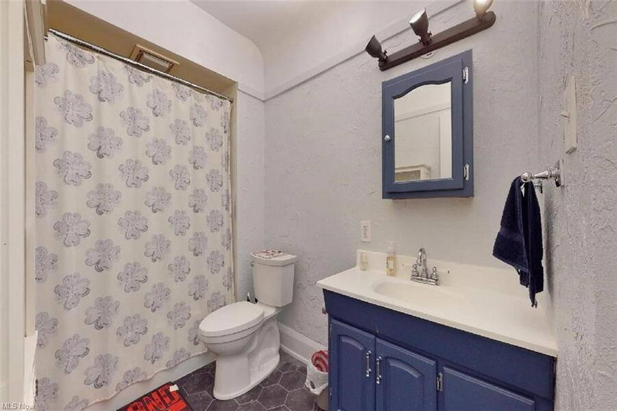 Apartment for rent at 1271 Jackson Ave, Lakewood, OH 44107