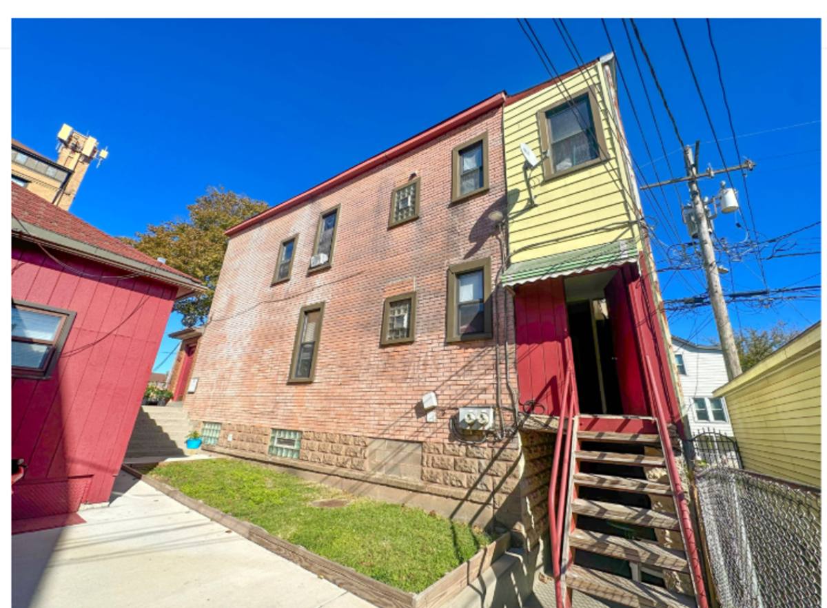 Apartment for rent at 10401 S Ewing Ave, Chicago, IL 60617