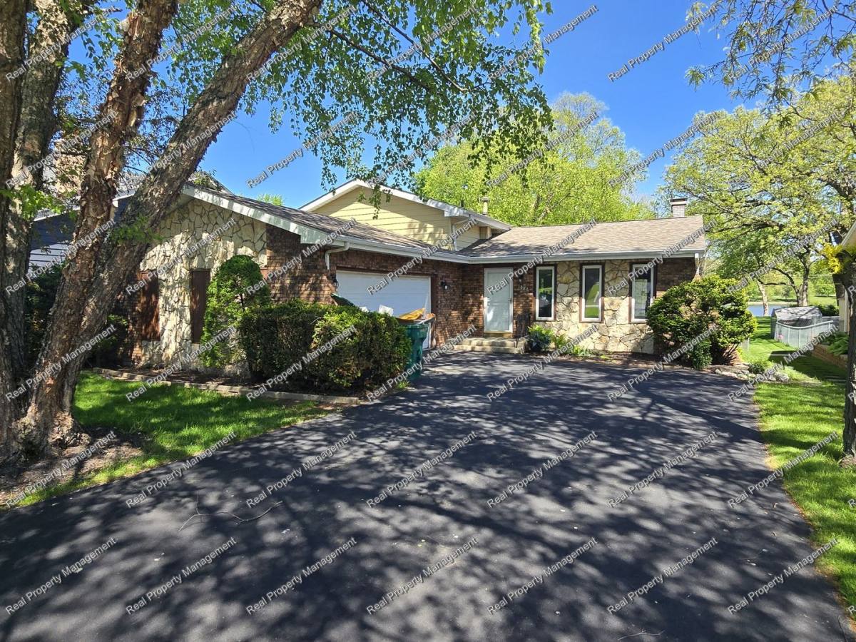 House for rent at 1586 Sunnyslope Dr, Crown Point, IN 46307