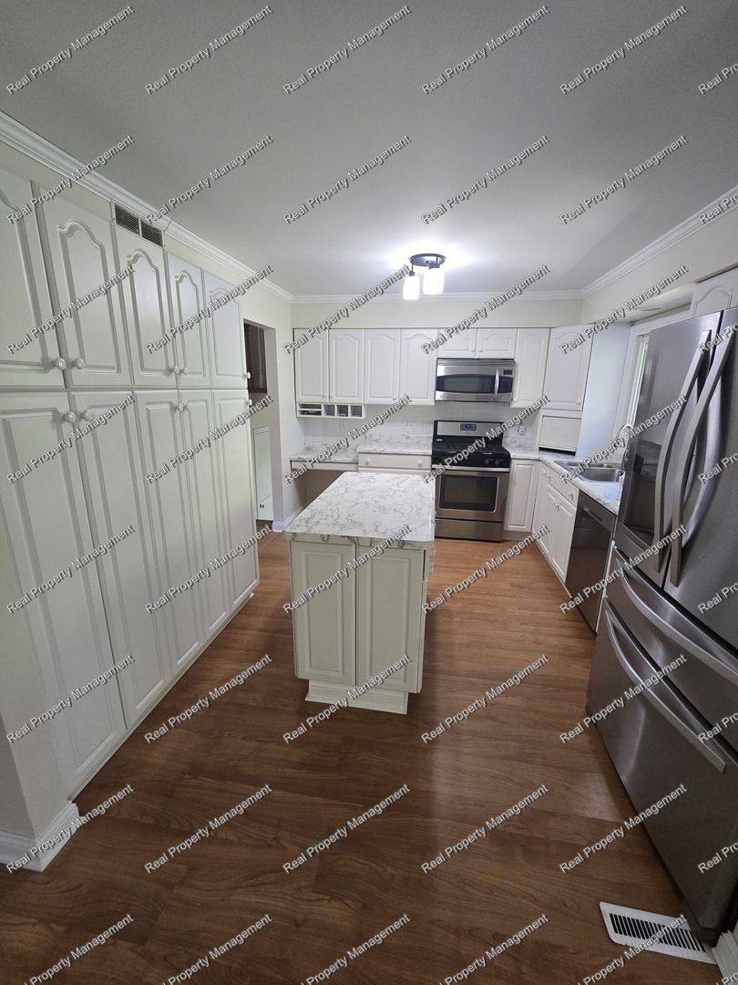 House for rent at 1586 Sunnyslope Dr, Crown Point, IN 46307
