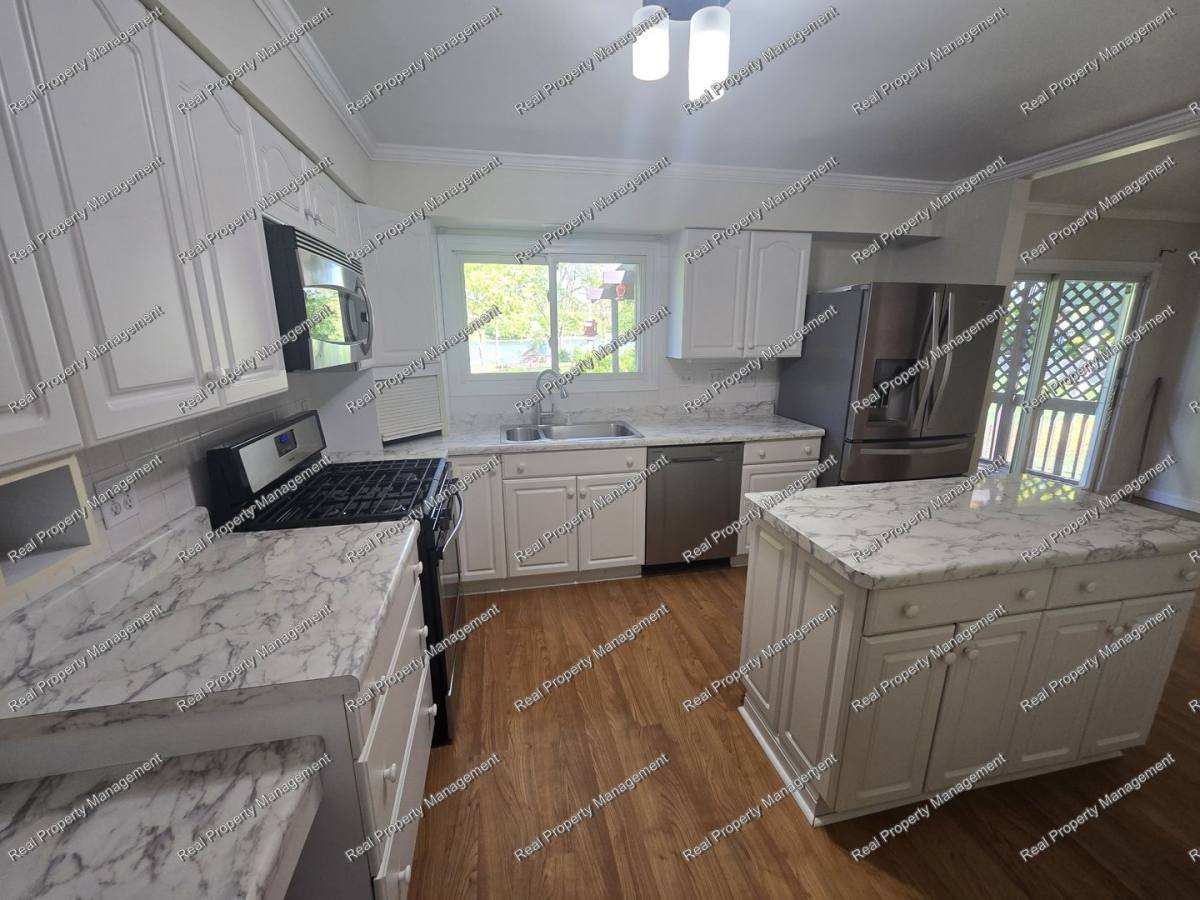 House for rent at 1586 Sunnyslope Dr, Crown Point, IN 46307