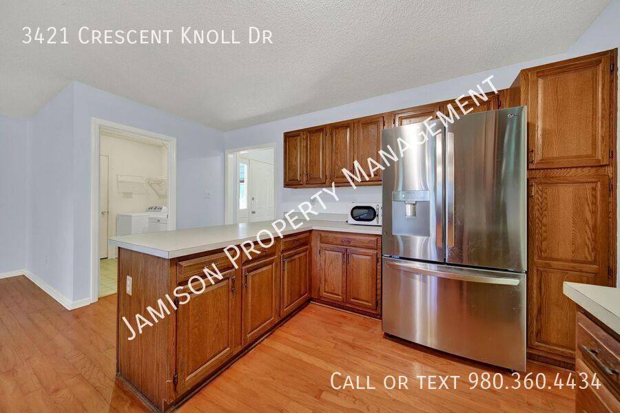 House for rent at 3421 Crescent Knoll Dr, Matthews, NC 28105