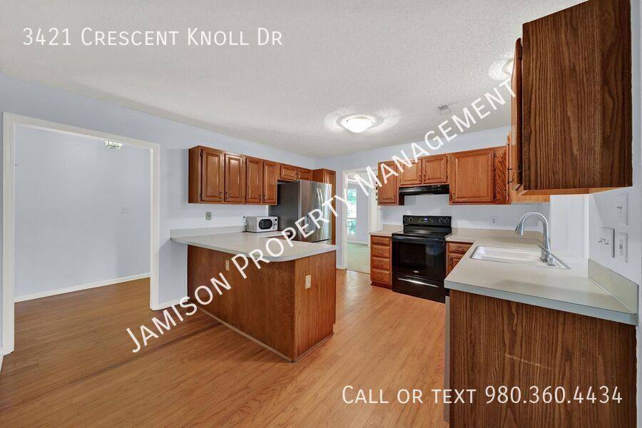 House for rent at 3421 Crescent Knoll Dr, Matthews, NC 28105