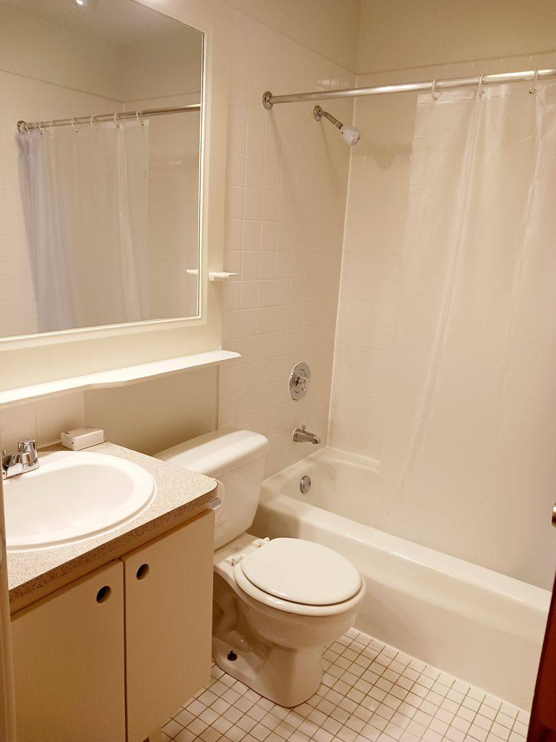 Apartment for rent at 5747 N Winthrop Ave, Chicago, IL 60660