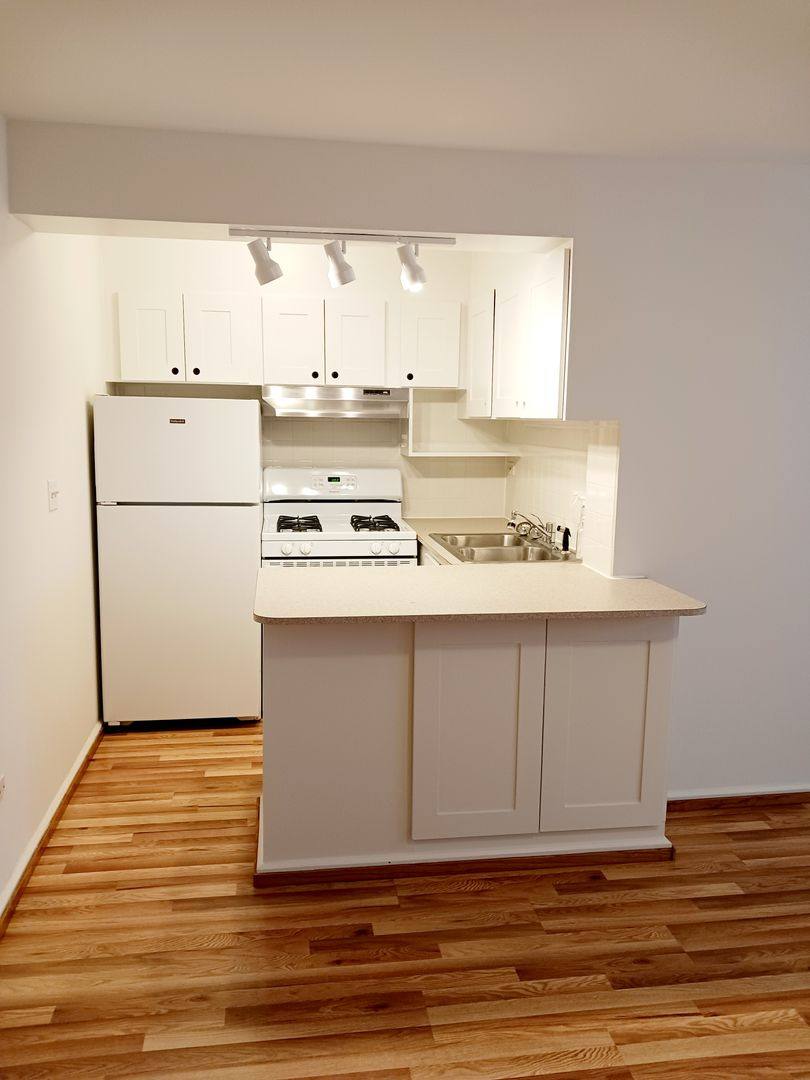 Apartment for rent at 5747 N Winthrop Ave, Chicago, IL 60660