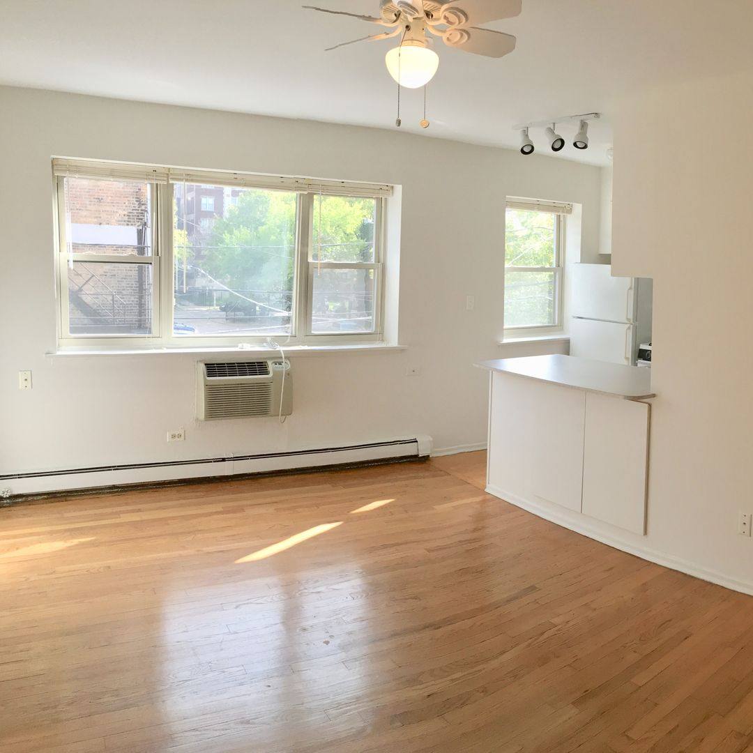 Apartment for rent at 5747 N Winthrop Ave, Chicago, IL 60660