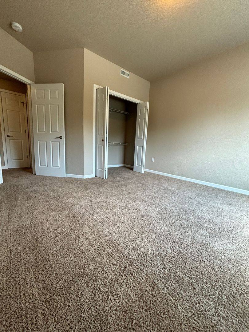 Apartment for rent at 250 W Hills Lane, Waterloo, IA 50701