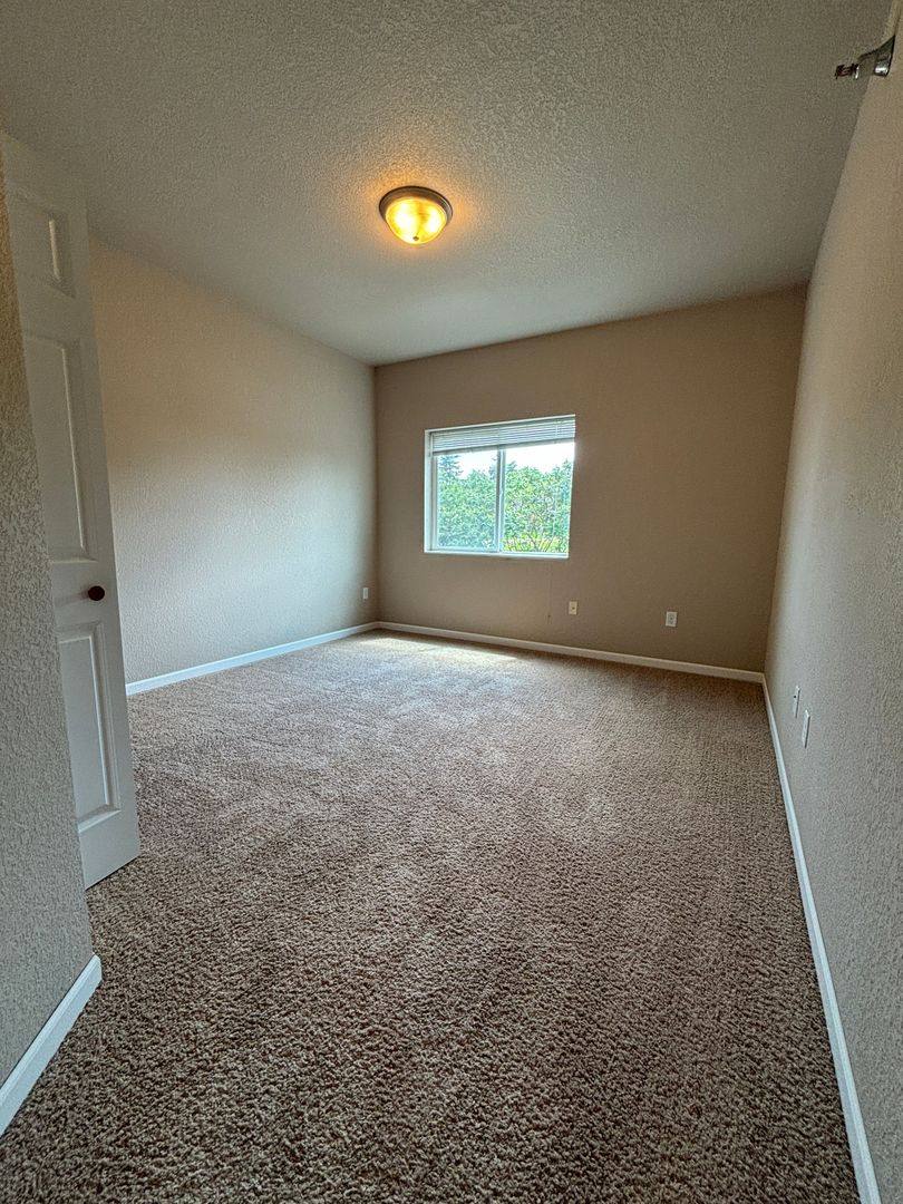 Apartment for rent at 250 W Hills Lane, Waterloo, IA 50701