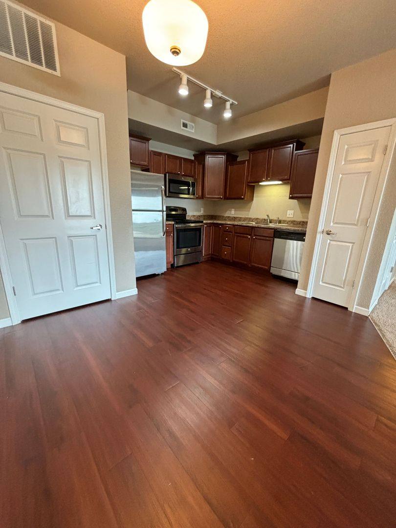 Apartment for rent at 250 W Hills Lane, Waterloo, IA 50701