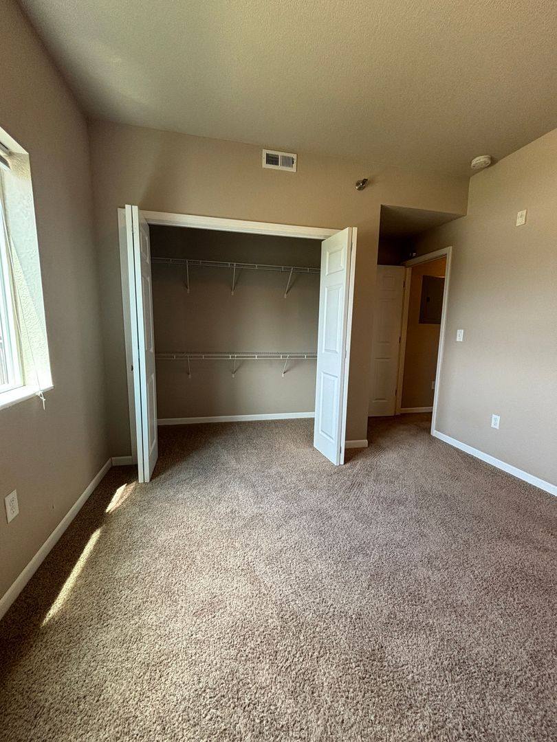 Apartment for rent at 250 W Hills Lane, Waterloo, IA 50701
