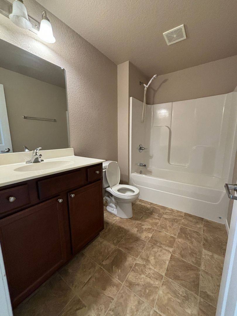 Apartment for rent at 250 W Hills Lane, Waterloo, IA 50701