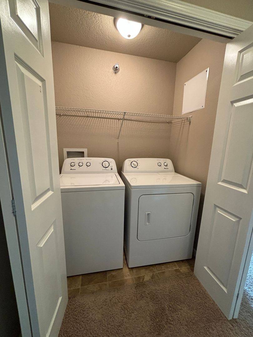 Apartment for rent at 250 W Hills Lane, Waterloo, IA 50701