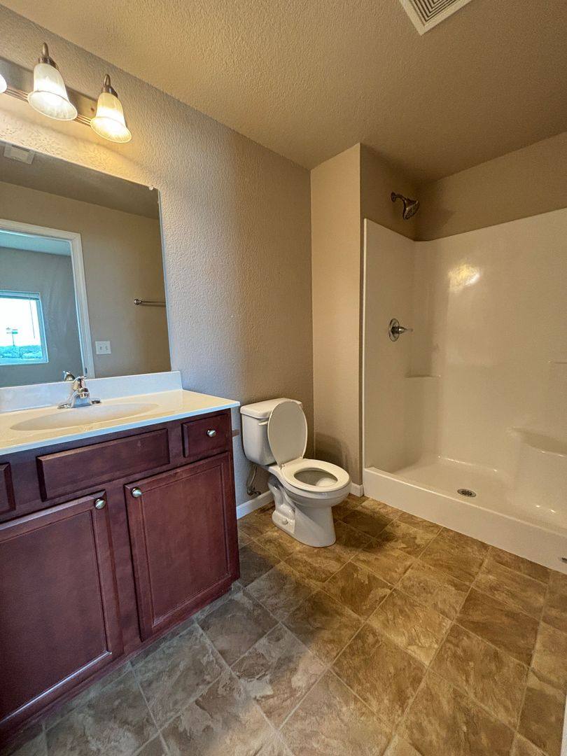 Apartment for rent at 250 W Hills Lane, Waterloo, IA 50701