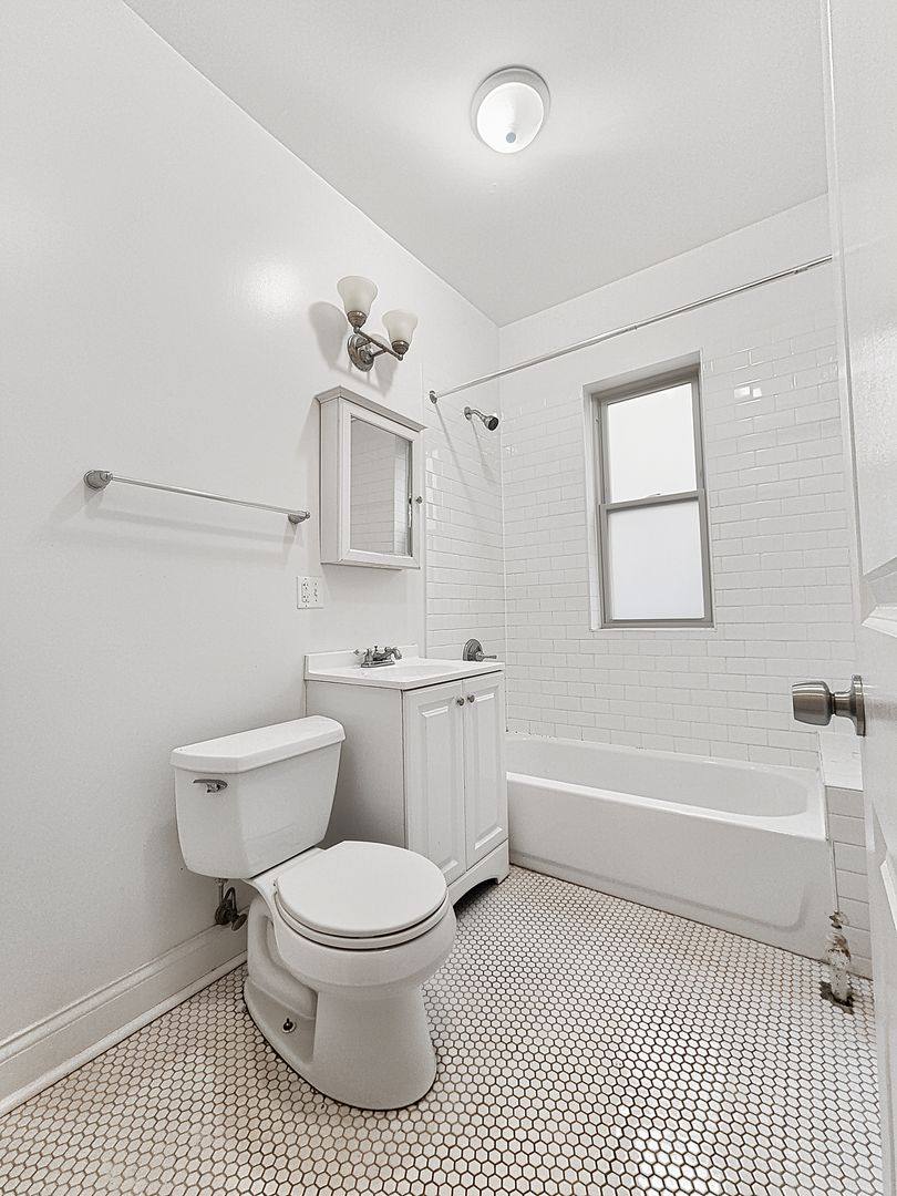 Apartment for rent at 3403 W Balmoral, Chicago, IL 60625