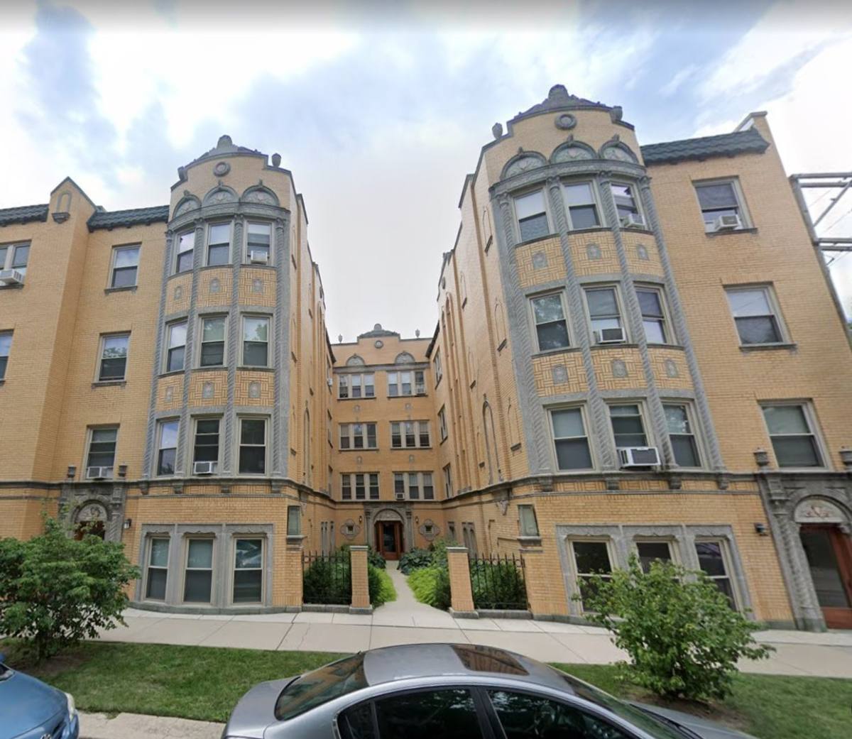Apartment for rent at 3403 W Balmoral, Chicago, IL 60625