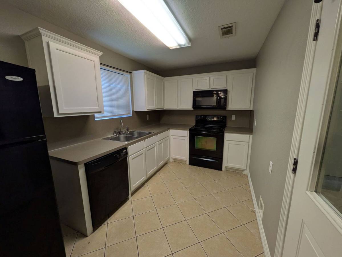 Townhouse for rent at 604-633 Douglas St, Bridge City, TX 77611