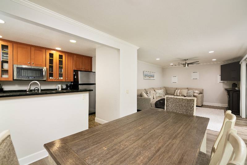 Apartment for rent at 8503 Villa La Jolla Dr #B, La Jolla, CA 92037