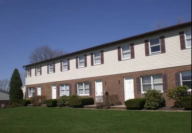 Townhouse for rent at 2200 Harsh Ave SE, Massillon, OH 44646