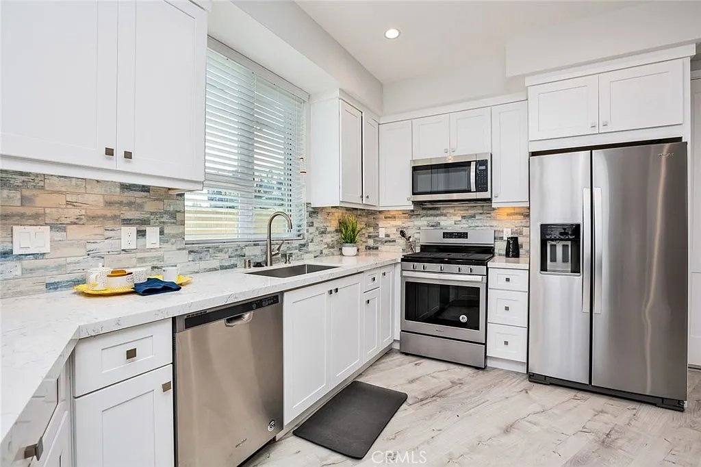 Apartment for rent at 10718 Acama St #401, North Hollywood, CA 91602