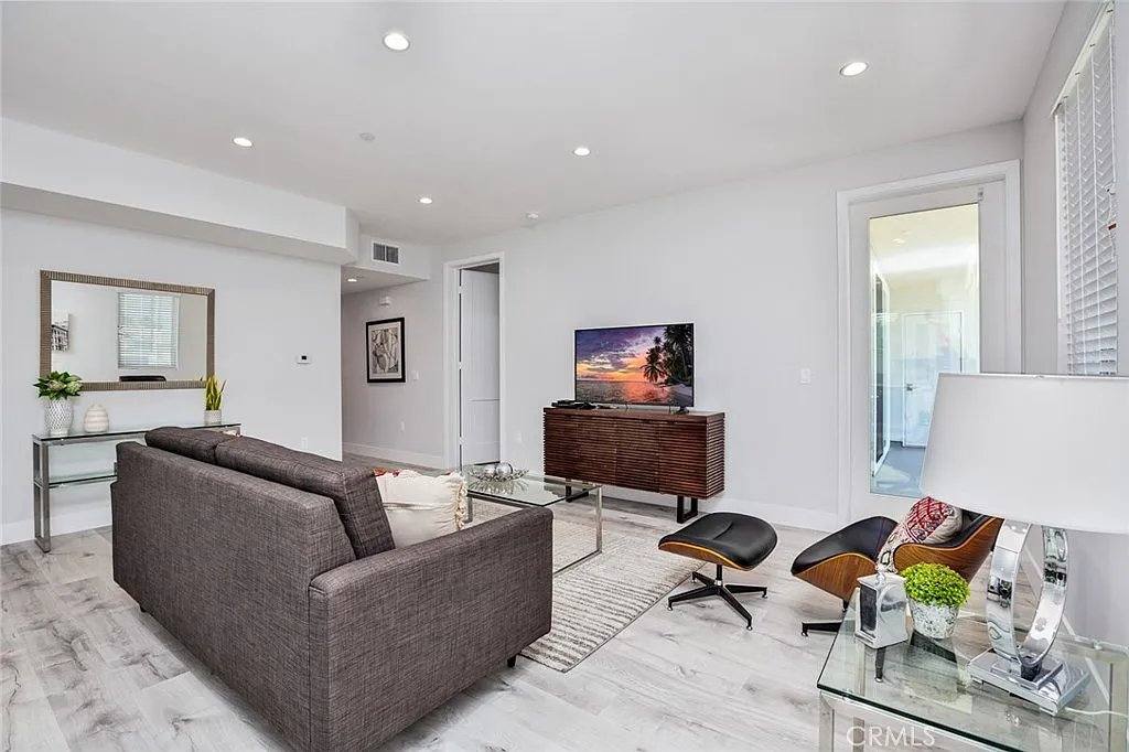 Apartment for rent at 10718 Acama St #401, North Hollywood, CA 91602
