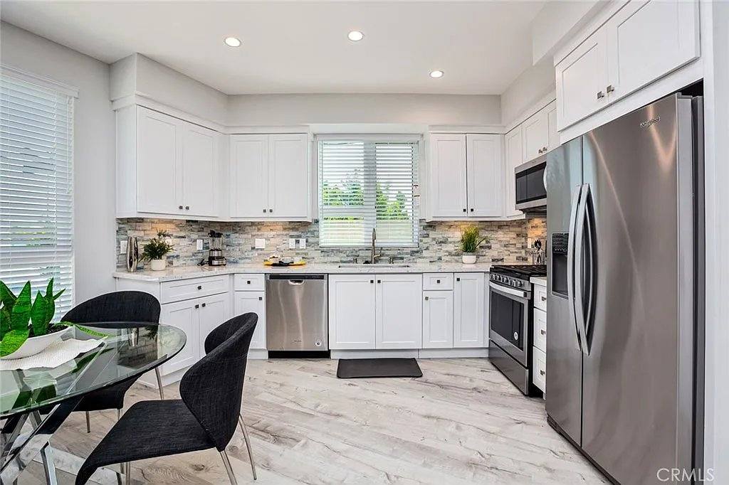 Apartment for rent at 10718 Acama St #401, North Hollywood, CA 91602